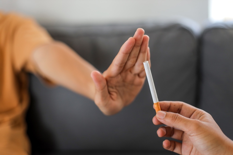 Gestuelle claire de refus face à une cigarette, illustrant le succès de l’hypnose anti-tabac